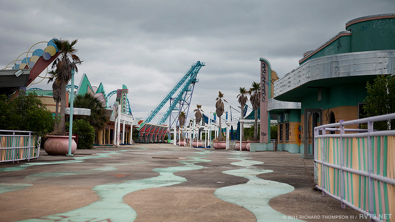 Illustration for article titled The Overgrown Squalor of New Orleans' Abandoned Amusement Park